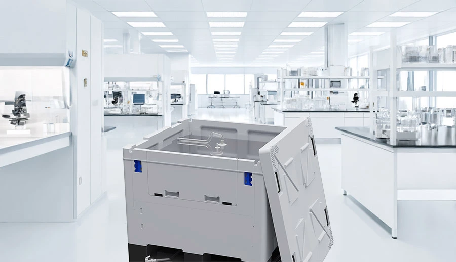 BagBox-cleanroom-ready-container-with-open-lid-and-3D-bag-fittings-inside-a-modern-GMP-laboratory.jpg
